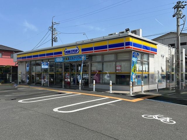 近くのコンビニまで600m（徒歩8分）