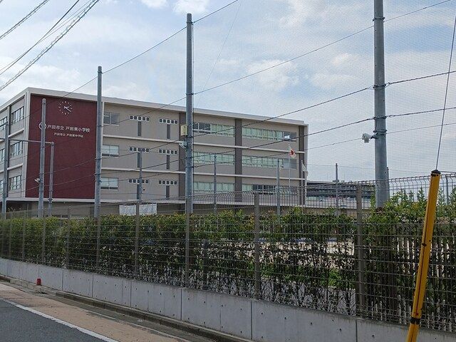 近くの小学校まで395m（徒歩5分）