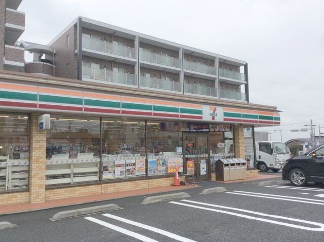 近くのコンビニまで240m（徒歩3分）