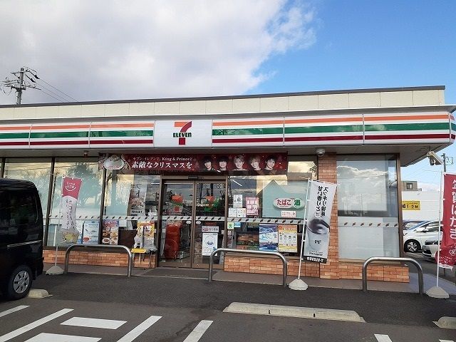 近くのコンビニまで640m（徒歩8分）