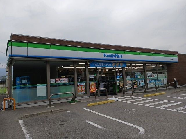 近くのコンビニまで600m（徒歩8分）