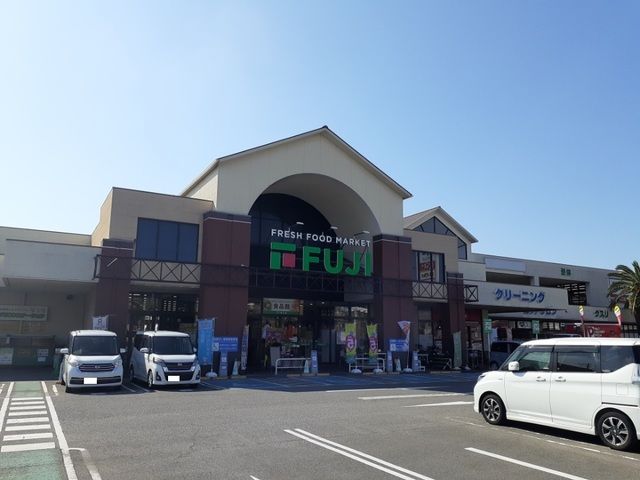 近くのフジ松江店様まで500m（徒歩7分）
