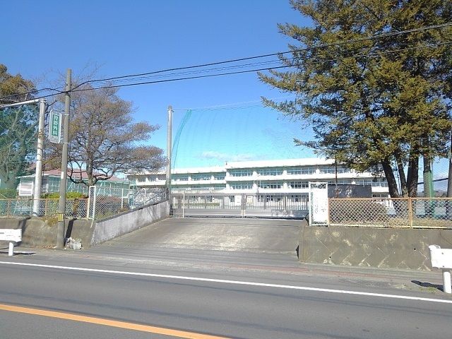 近くの小学校まで240m（徒歩3分）