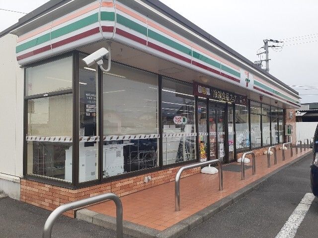 近くのコンビニまで700m（徒歩9分）