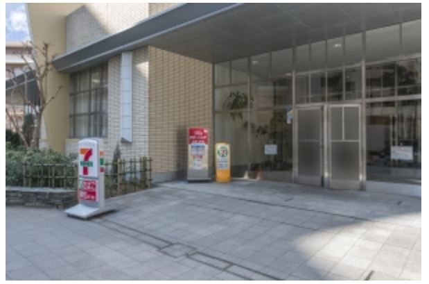 近くのコンビニまで400m（徒歩5分）