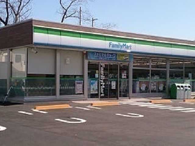 近くのファミリーマートまで220m（徒歩3分）