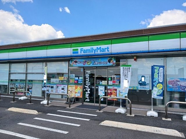 近くのファミリーマート浜川町店まで1,400m（徒歩18分）