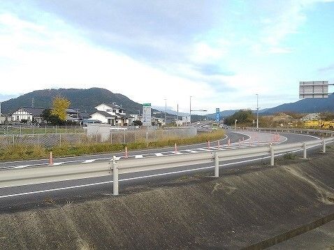 近くの唐津インターまで760m（徒歩10分）