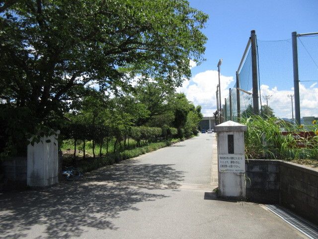 近くの中学校まで96m（徒歩2分）