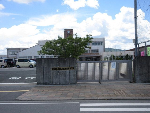 近くの小学校まで756m（徒歩10分）