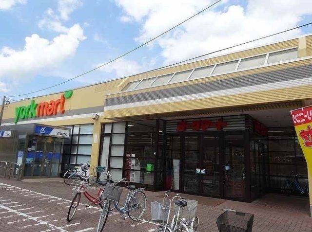 近くのヨークフーズ川間店まで400m（徒歩5分）