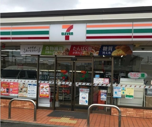 近くのコンビニまで450m（徒歩6分）