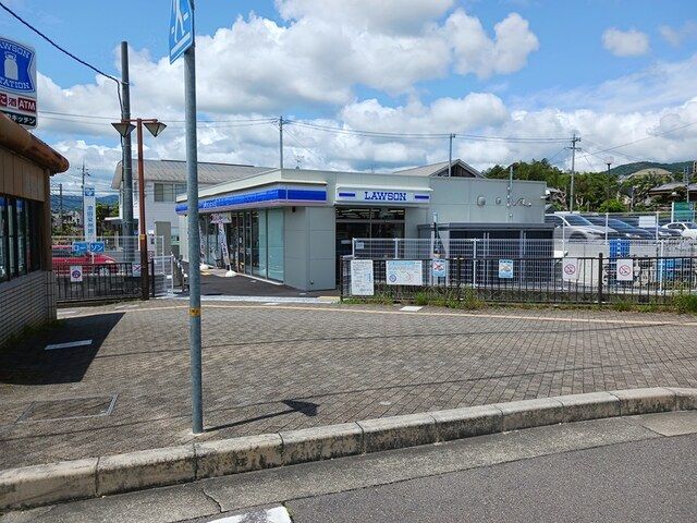 近くのコンビニまで487m（徒歩7分）