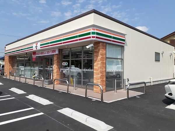近くのセブンイレブン敦賀山泉店まで500m（徒歩7分）