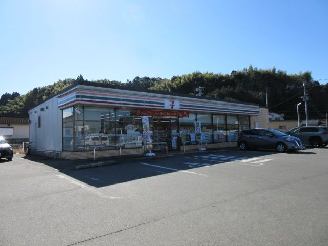 近くのセブンイレブン人吉西間上町店まで650m(徒歩9分)