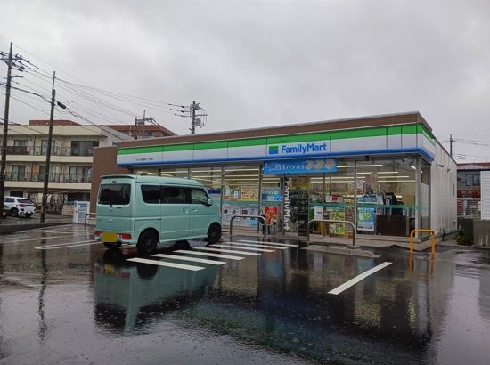 近くのコンビニまで300m（徒歩4分）