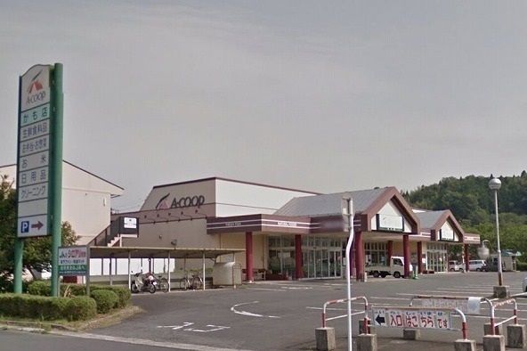 近くのＡコープ　かも店まで800m（徒歩10分）
