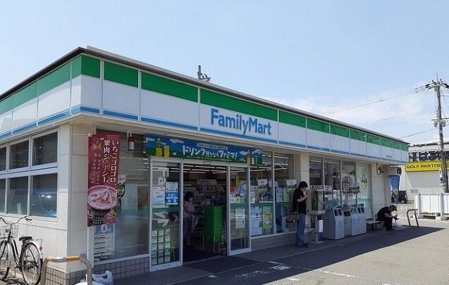 近くのファミリーマート様まで450m（徒歩6分）