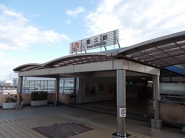 近くの駅まで1,800m（徒歩23分）
