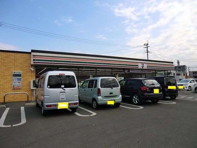 近くのコンビニまで900m（徒歩12分）