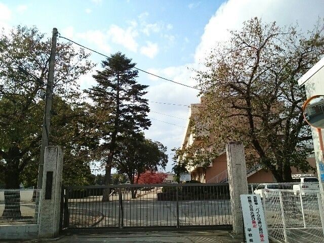 近くの藤岡市立第一小学校まで850m（徒歩11分）