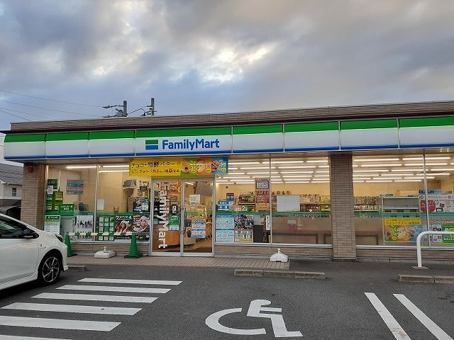 近くのファミリーマート半田阿原町店まで590m(徒歩8分)