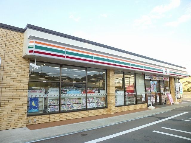 近くのコンビニまで1,200m（徒歩15分）