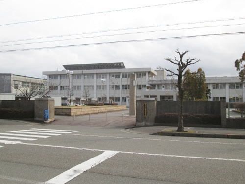 近くの金津高校まで950m（徒歩12分）