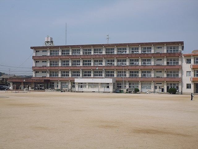 近くの小学校まで550m（徒歩7分）