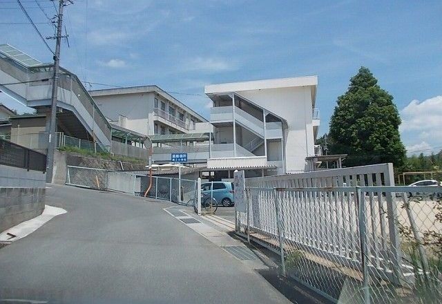 近くの小学校まで550m（徒歩7分）