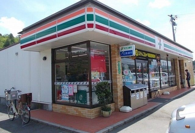 近くのコンビニまで650m（徒歩9分）