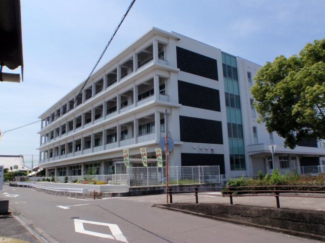 近くの丸亀市立城北小学校まで600m(徒歩8分)