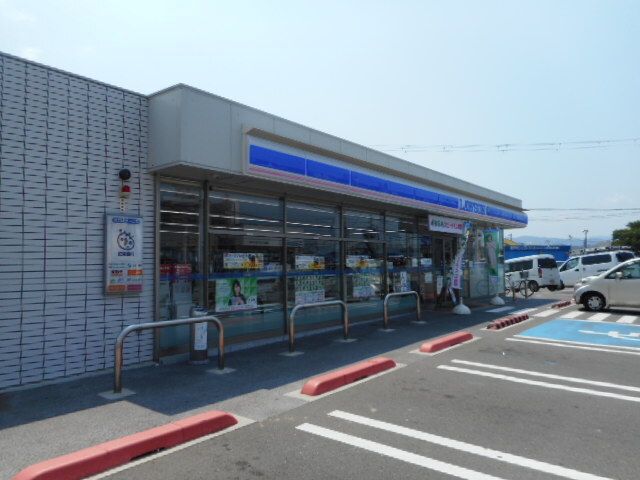 近くのコンビニまで600m（徒歩8分）