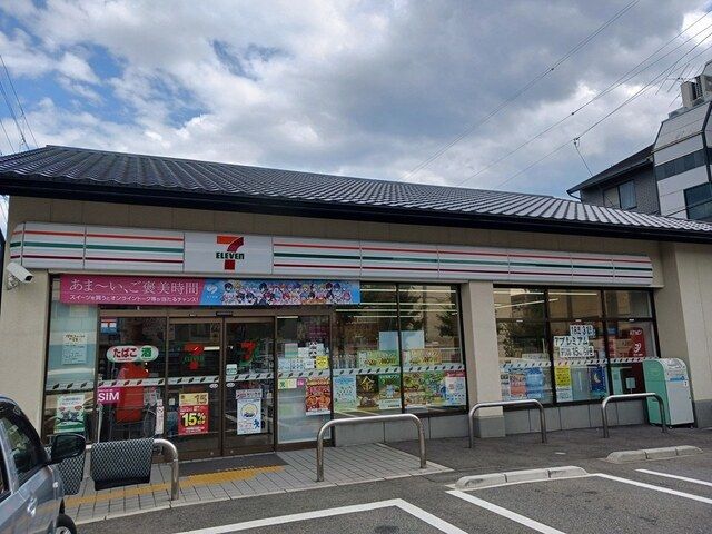 近くのセブンイレブン下鴨膳部町店まで308m（徒歩4分）