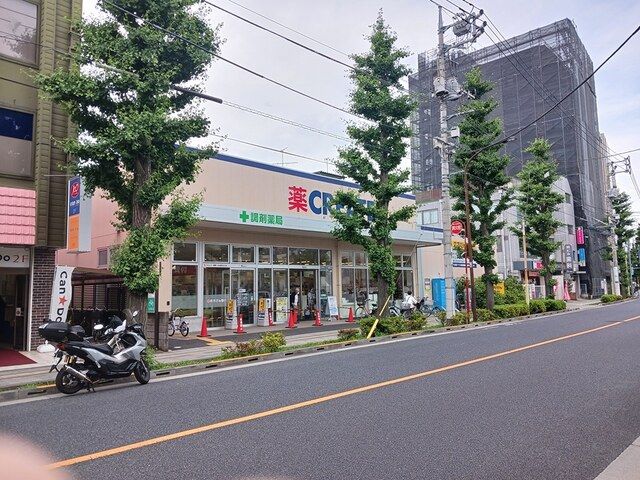 近くのドラッグストアまで360m（徒歩5分）