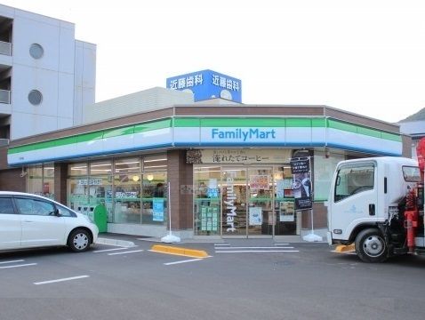 近くのファミリーマート三原宮浦店まで750m（徒歩10分）