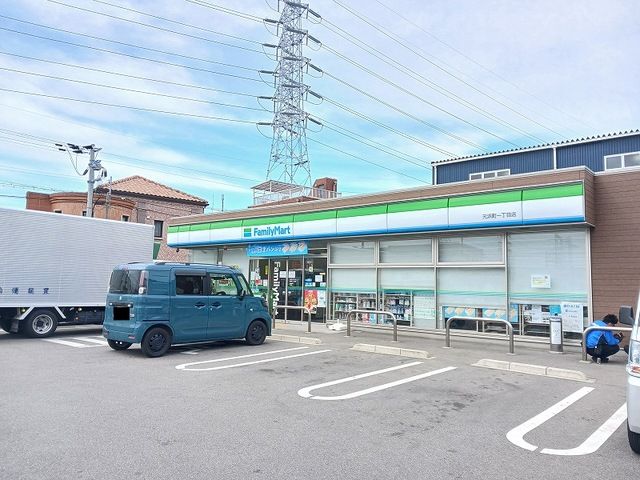 近くのコンビニまで900m（徒歩12分）