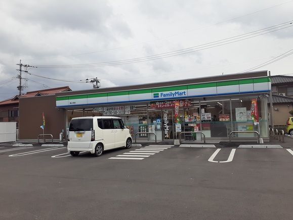 近くのファミリーマート　基山小倉店まで220m（徒歩3分）