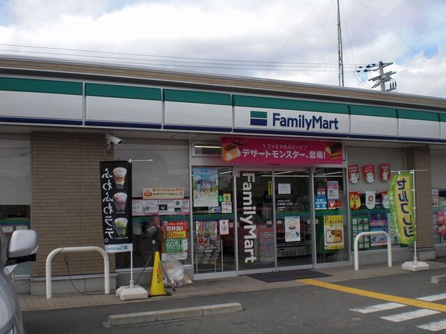 近くのコンビニまで240m（徒歩3分）