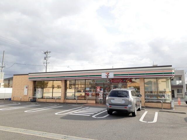 近くのセブン-イレブン 岡崎上里２まで500m（徒歩7分）