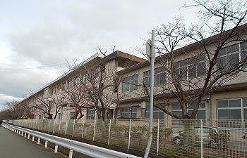 近くの中学校まで550m（徒歩7分）