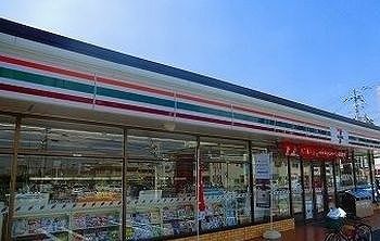 近くのコンビニまで600m（徒歩8分）