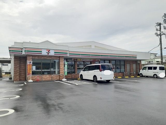 近くのセブンイレブン読谷喜名店まで450m(徒歩6分)