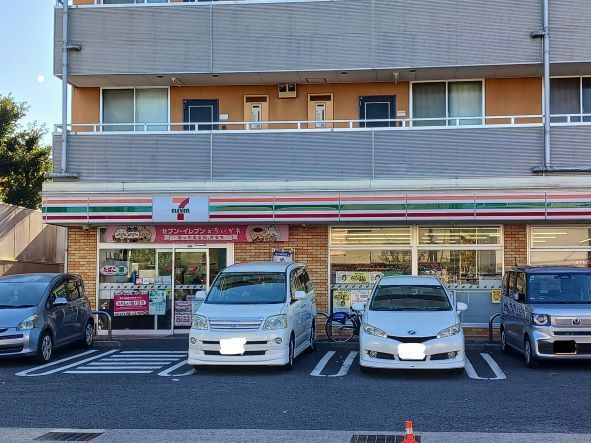 近くのセブンイレブン市川平田１丁目店まで400m（徒歩5分）