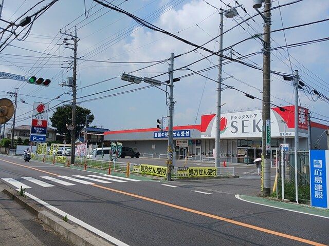 近くのドラッグストアまで409m（徒歩6分）