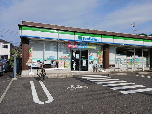 近くのファミリーマートまで120m（徒歩2分）