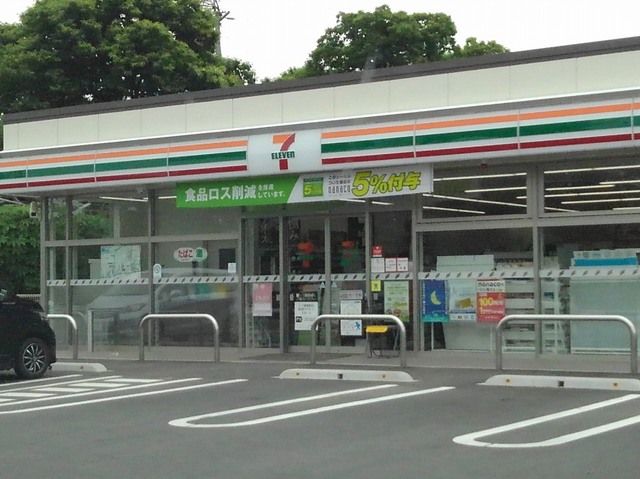 近くのコンビニまで500m（徒歩7分）