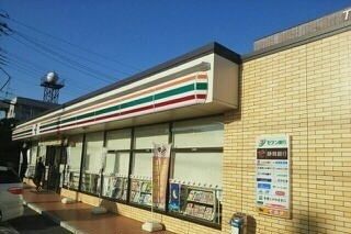 近くのセブンイレブン三島松本南店まで300m（徒歩4分）