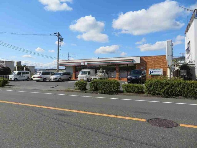 近くのセブンイレブン多摩和田3丁目店まで700m（徒歩9分）