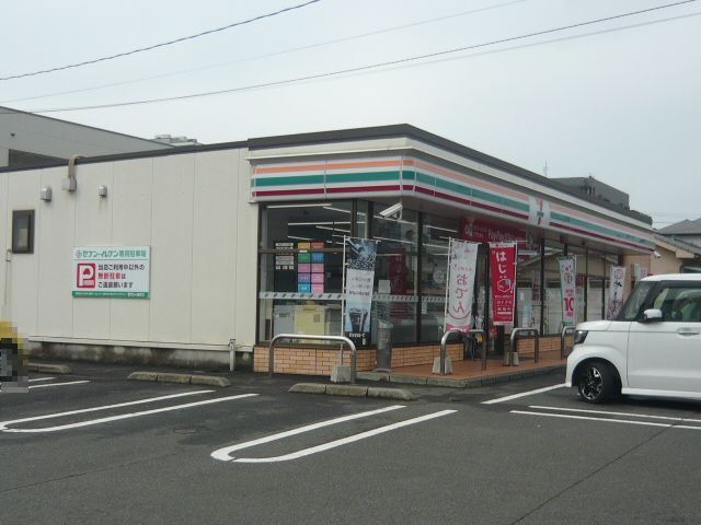 近くのコンビニまで700m（徒歩9分）
